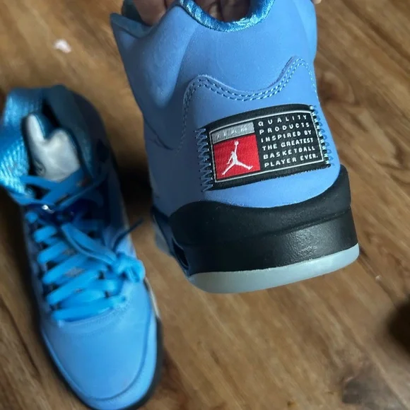 Jordan Athletic Shoes in Light Blue and Black - Picture 6 of 7